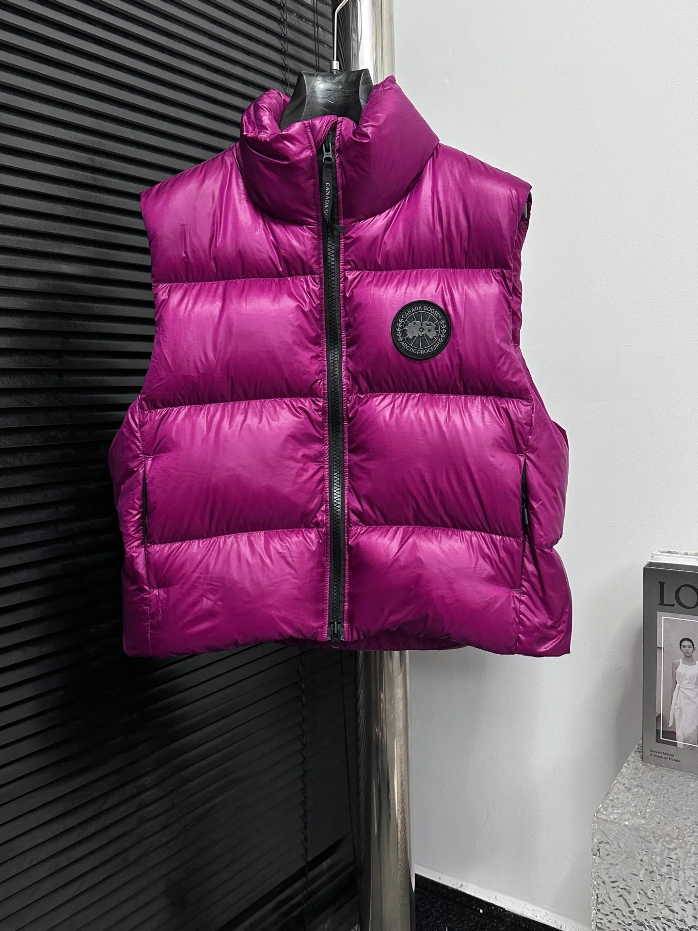 P560 [Canada Goose] Big Goose🦢Puff Down Vest has always been recognized as the warmest down jacket. Various Instagram celebrities, Internet celebrities, and celebrities often wear it for street photos. I make Canada Goose every year, but I still can't get rid of my love for it. No matter how cold the days are, there is no need to be afraid, because there is! Filled with 90% white duck down, it is the legendary warmest down jacket and is known as a must-have for Arctic outdoor sports! The most popular down jacket in the world, celebrities are rushing to buy it, it is a must-have! Size: XS-XL